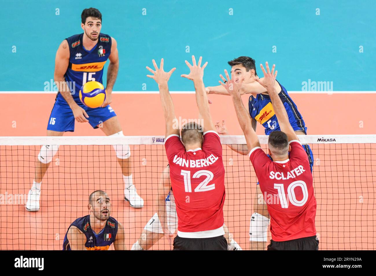 Alessandro Michieletto (Italie) ; Lucas Van Berkel, Ryan Sclater (Canada). Championnat du monde de volleyball 2022. Banque D'Images
