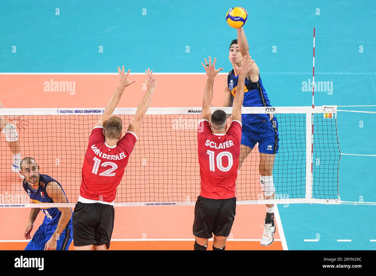 Alessandro Michieletto (Italie) ; Lucas Van Berkel, Ryan Sclater (Canada). Championnat du monde de volleyball 2022. Banque D'Images