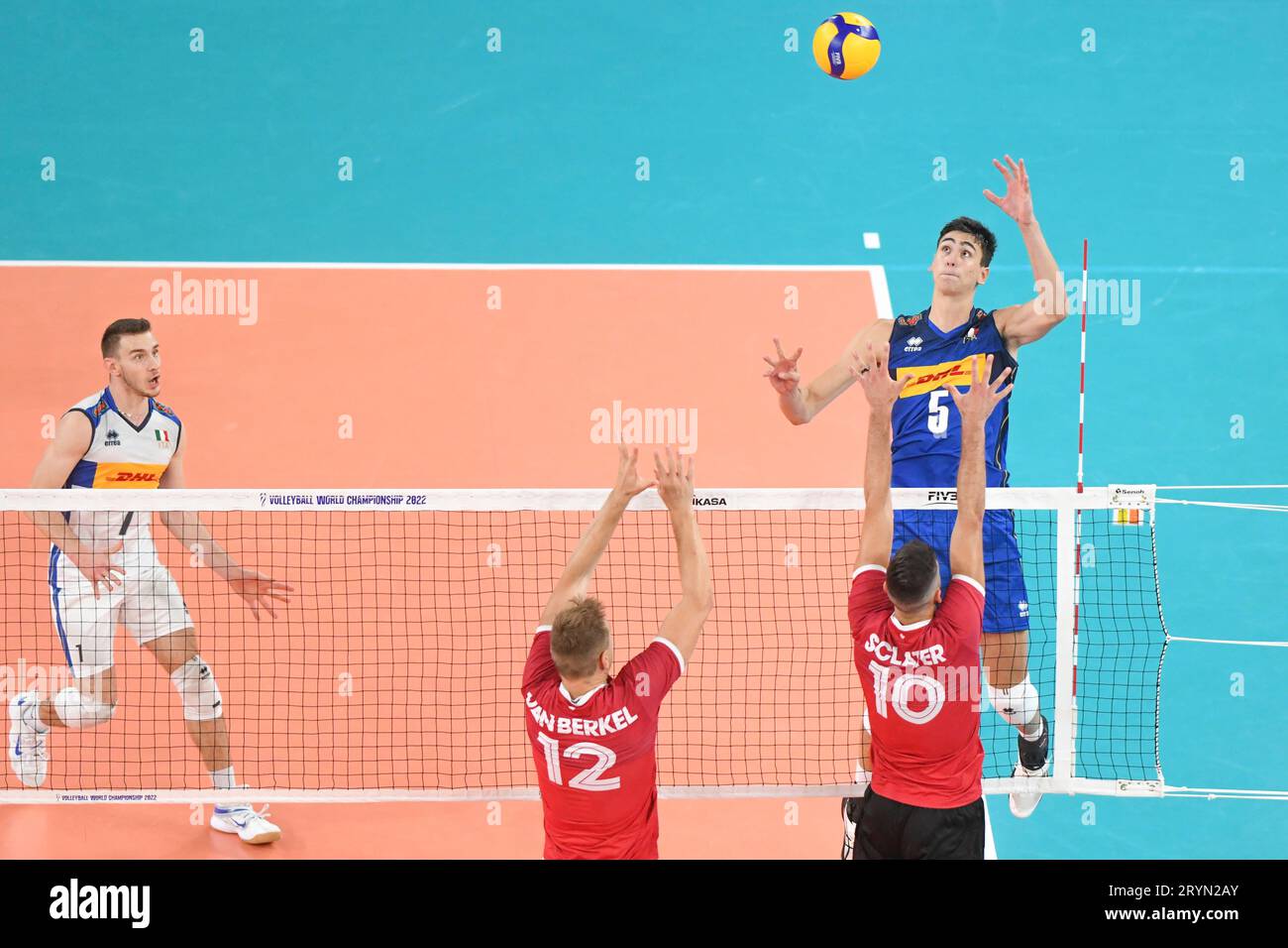 Alessandro Michieletto (Italie) ; Lucas Van Berkel, Ryan Sclater (Canada). Championnat du monde de volleyball 2022. Banque D'Images