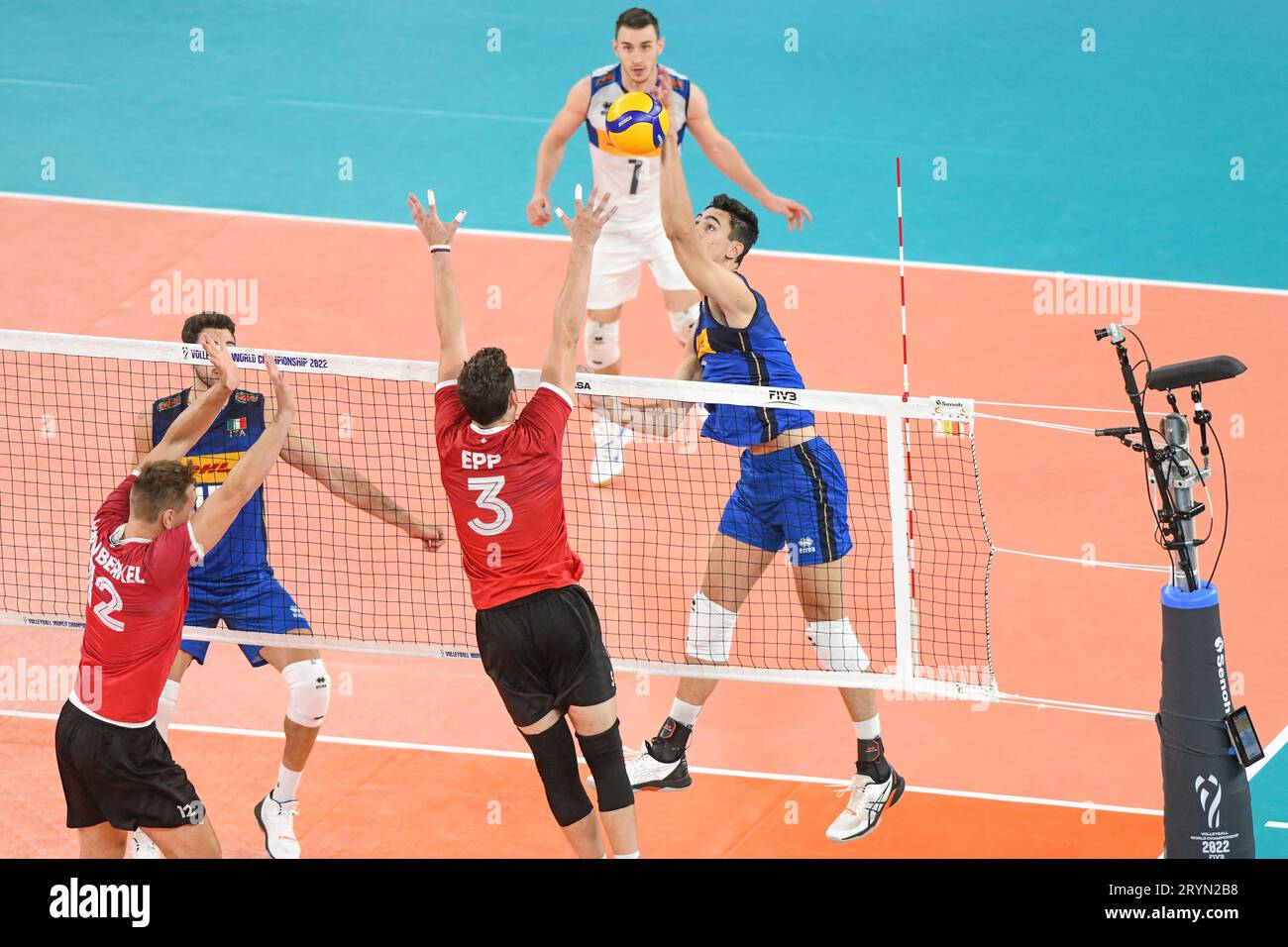 Alessandro Michieletto (Italie), Ryan Sclater, Derek Epp (Canada). Championnat du monde de volleyball 2022. Banque D'Images