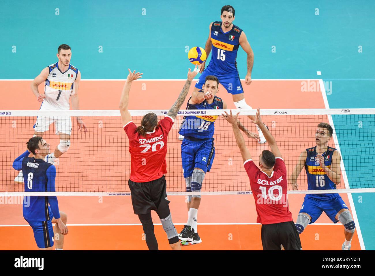 Roberto Russo (Italie), Arthur Szwarc, Ryan Sclater (Canada). Championnat du monde de volleyball 2022. Ronde de 16 Banque D'Images