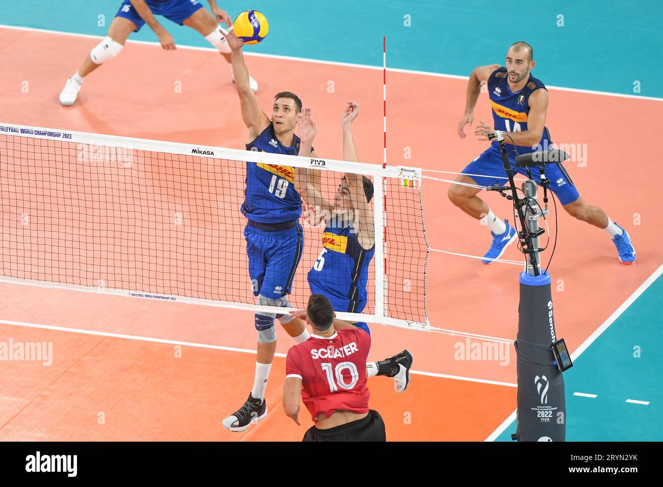 Roberto Russo, Alessandro Michieletto (Italie) ; Ryan Sclater (Canada). Championnat du monde de volleyball 2022. Ronde de 16. Banque D'Images