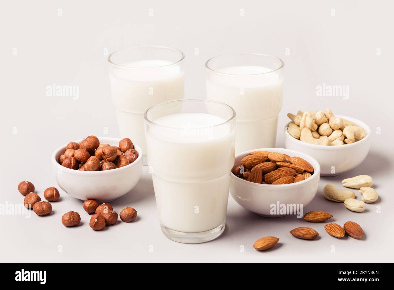 Différents types de lait végétalien non alimentaire. Concept de soins de santé et de régime alimentaire Banque D'Images