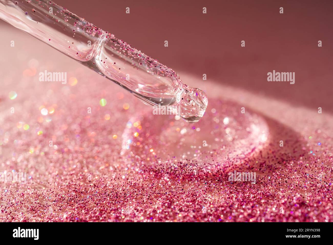 Texture du sérum ou de l'huile sur fond émeraude. Banque D'Images