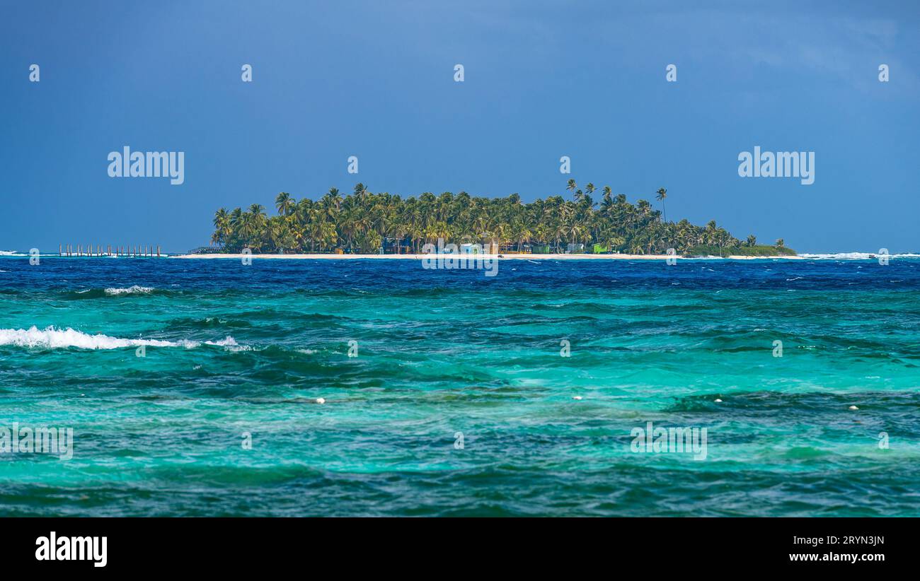 Île Johnny Cay, archipel de San Andres, Caraïbes colombiennes. Banque D'Images