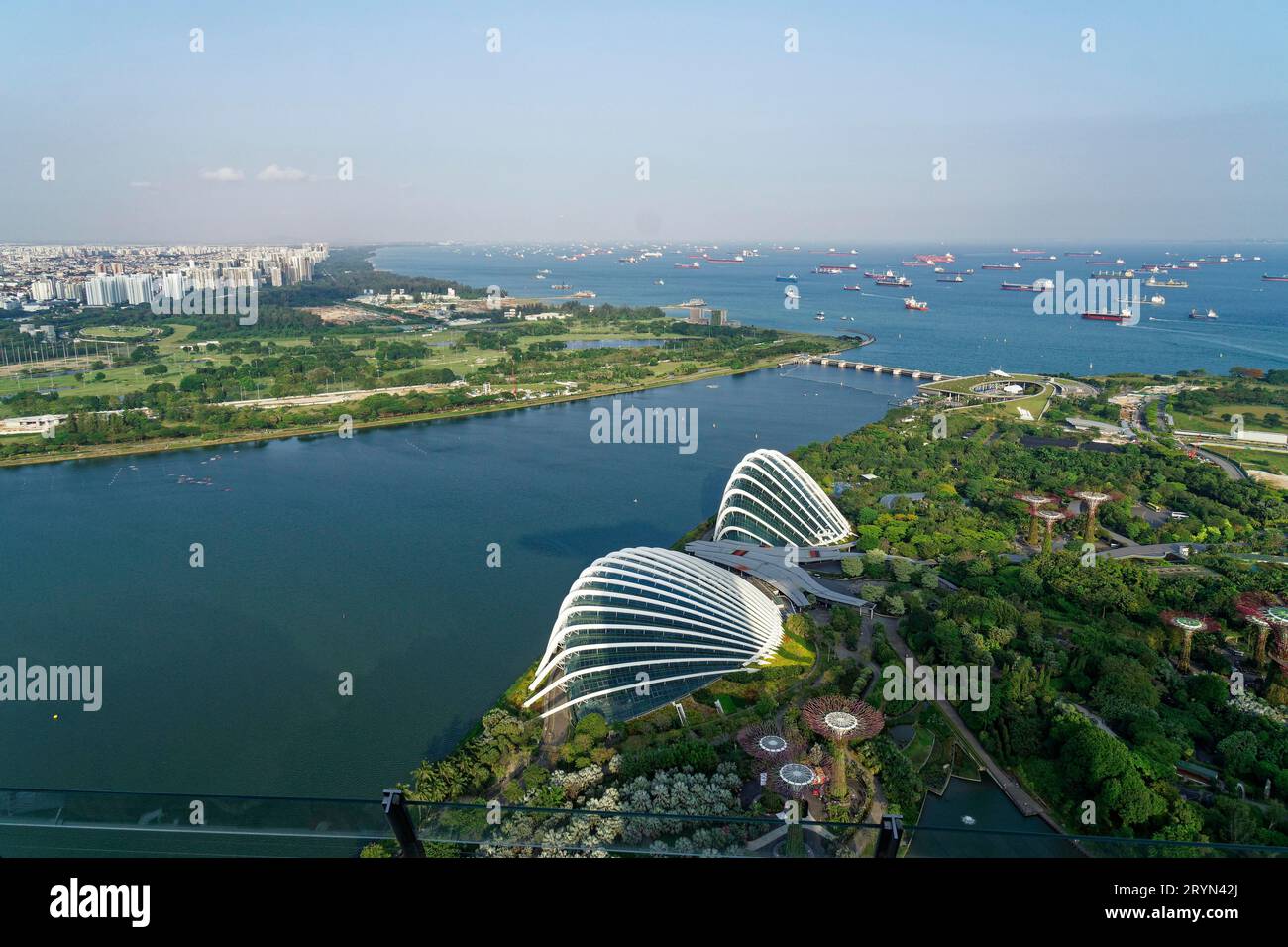 Vue sur le port et les jardins près de la baie, Singapour depuis le capita Spring Building Banque D'Images