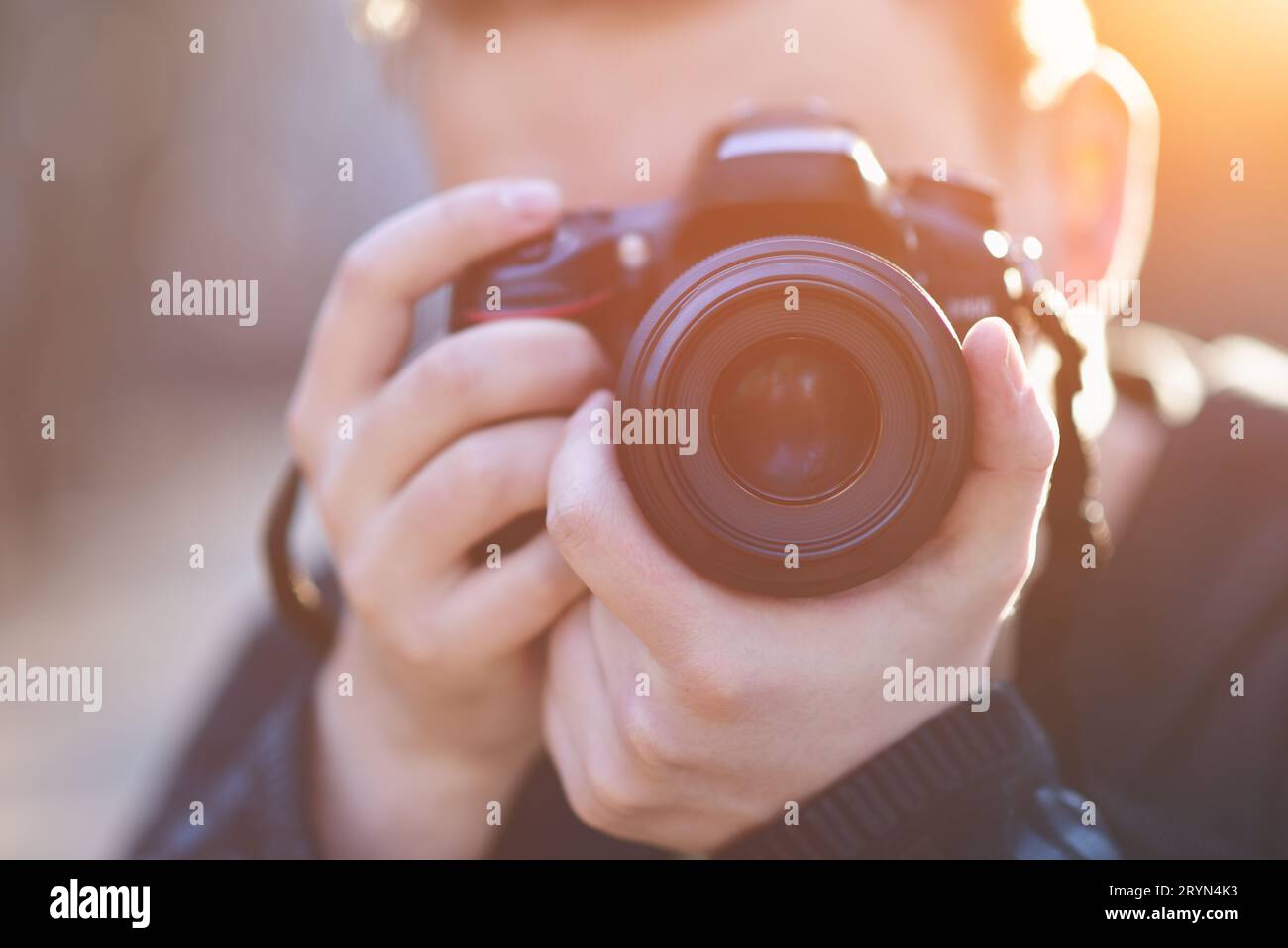 Gros plan du photographe de mode, le gars tient l'appareil photo Banque D'Images