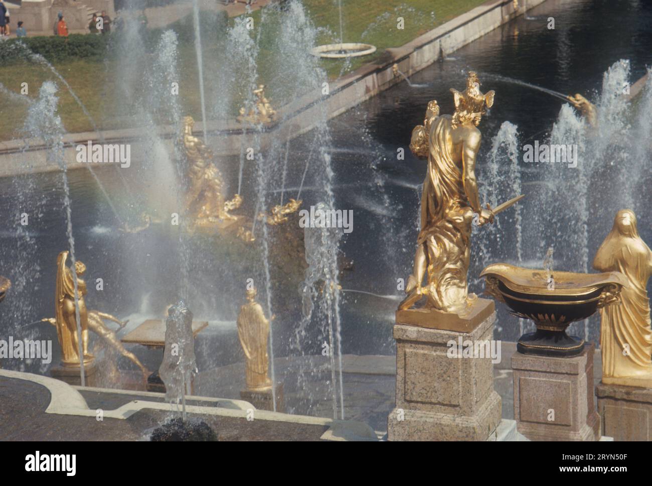 Russie. Grandes fontaines de Cascade au Grand Palais de Peterhof à Petrodvorets ville près de Saint-Pétersbourg (anciennement Leningrad) Banque D'Images