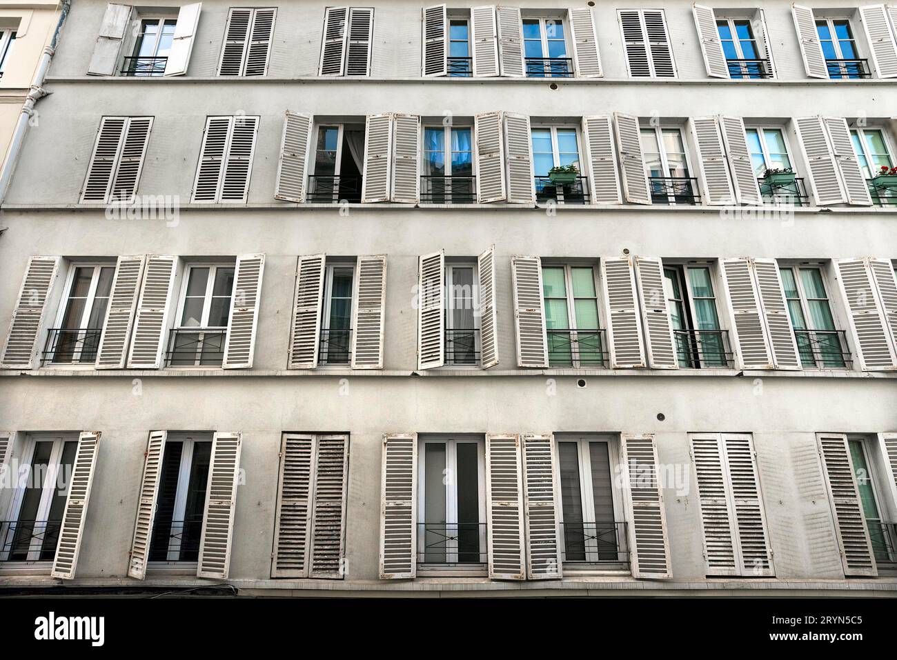 Location d'appartements dans une maison ancienne dans une rue latérale, rue d'Austerlitz, Paris, France Banque D'Images