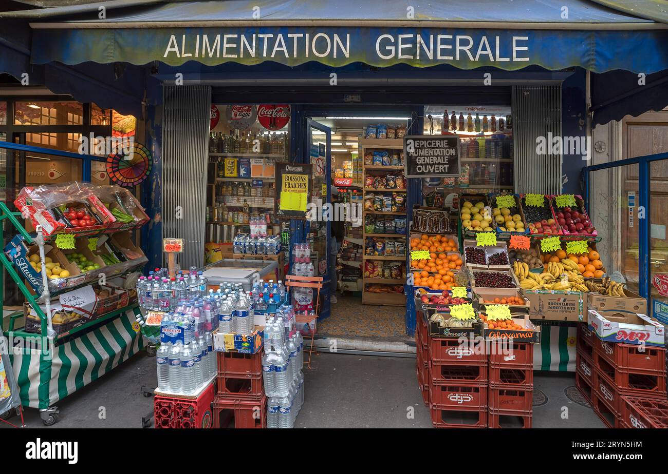 Petite épicerie familiale, Paris, France Banque D'Images