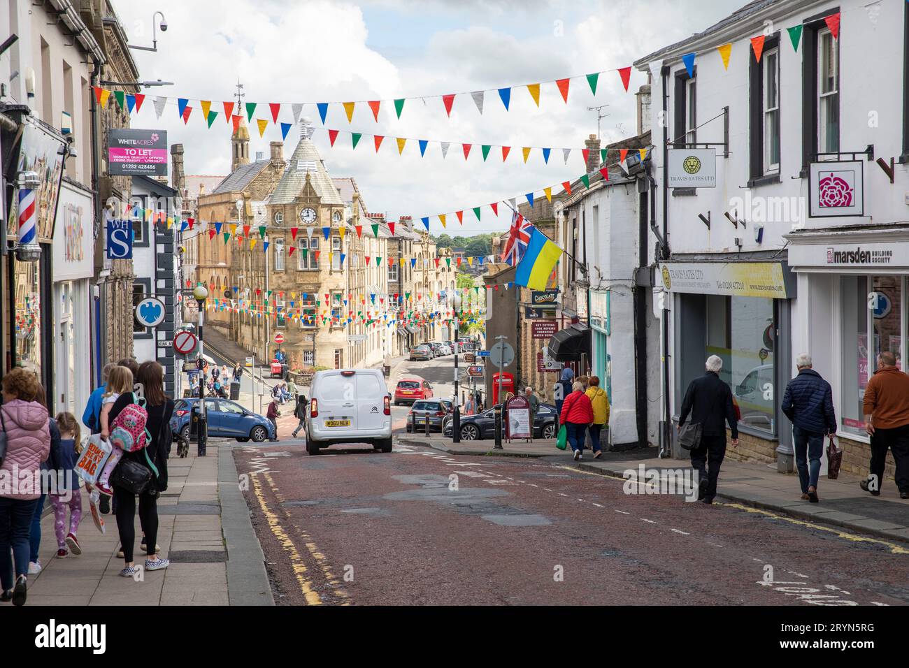 Clitheroe , ville du Lancashire en Angleterre, jours d'été 2022 avec des magasins et des magasins et des banderoles de rue dans le centre-ville, Royaume-Uni Banque D'Images