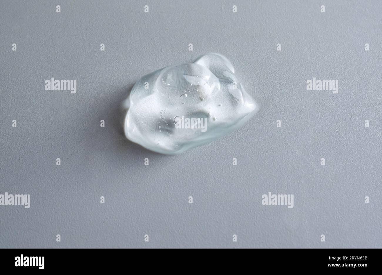 Tache de vue de dessus de gel cosmétique avec bulle sur fond blanc. Banque D'Images