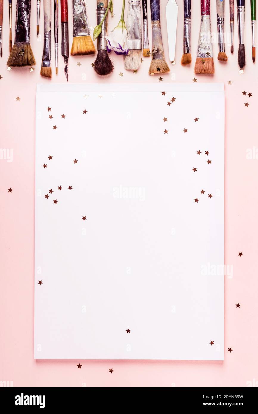 Dessin cadre d'album, pinceau de rangée et étoiles dorées sur fond rose Banque D'Images