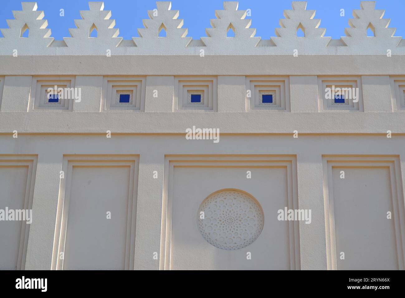 La mosquée Bir Ali ou mur de mosquée Dzulhulaifah à Madinah avec ciel bleu. Miqat Bir Ali est le lieu de l'ihram pour les pèlerins. Design mural blanc islamique. Banque D'Images
