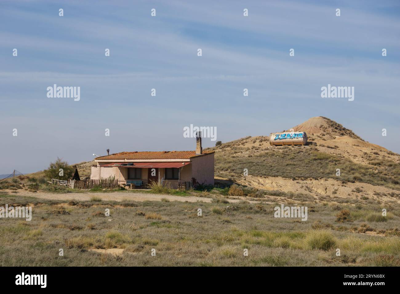 Bâtiment solitaire au paysage désertique du plateau aride des Bardenas Reales, Arguedas, Navarre, Espagne Banque D'Images