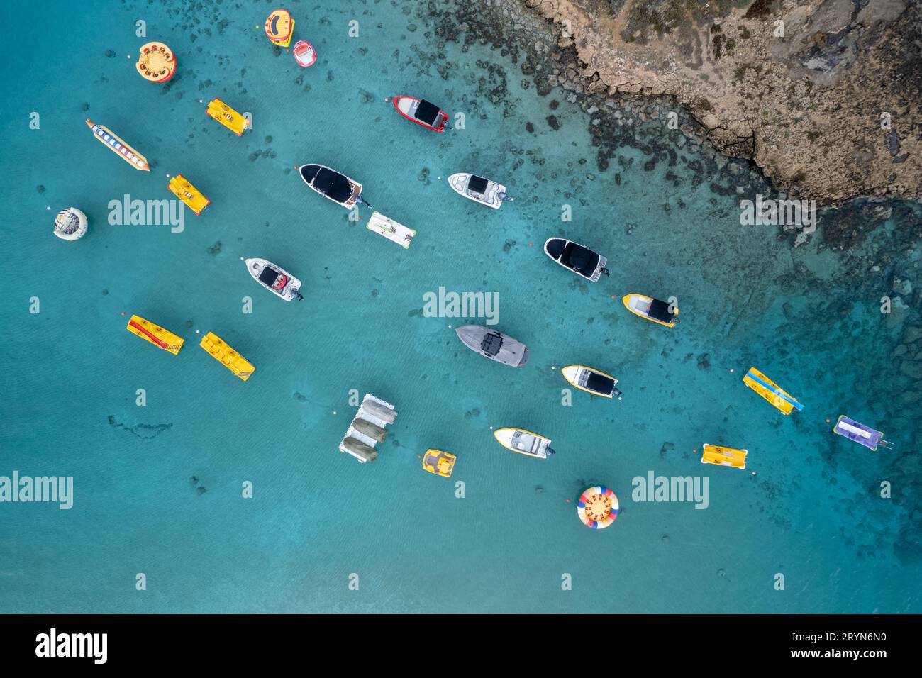 Photographie aérienne de drone de bateaux de sports nautiques amarrés à la mer. Vacances d'été Banque D'Images