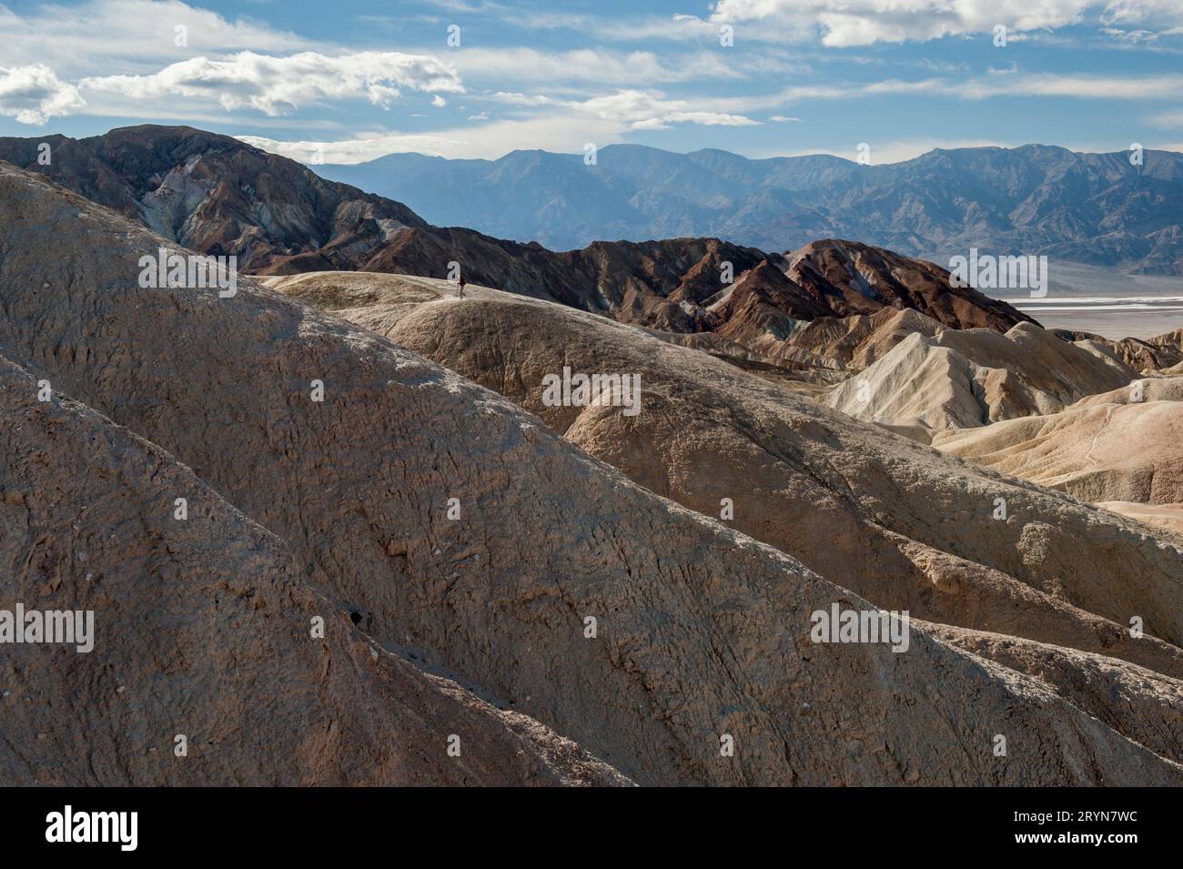 Un randonneur près de Zabriskie point dans le parc national de Death Valley, en Californie Banque D'Images