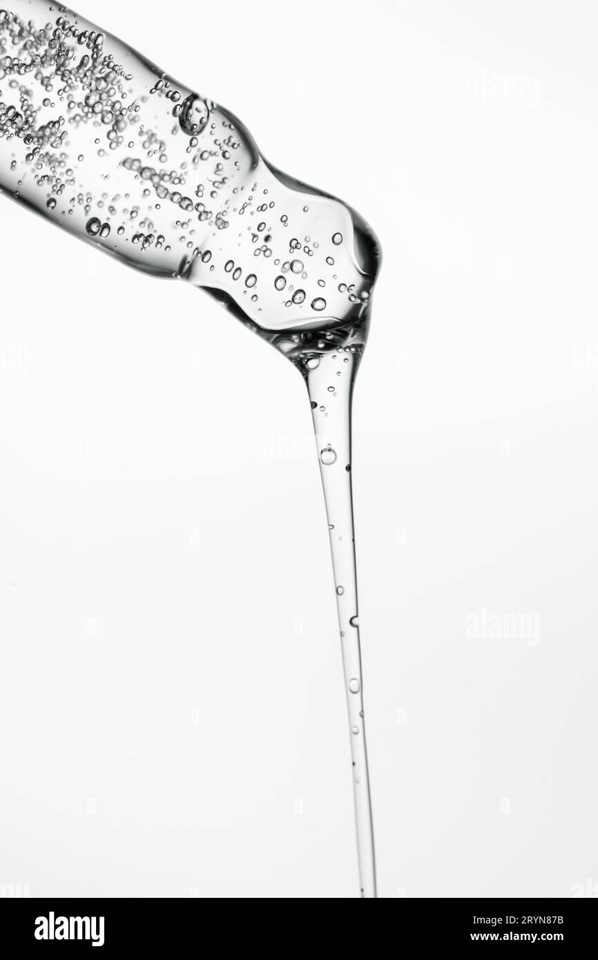 Pipette transparente avec cosmétiques sur fond blanc isolé. Banque D'Images