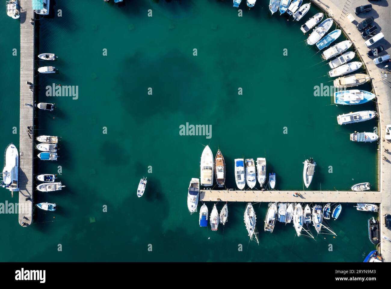 Paysage aérien de drone d'un port de pêche. Bateaux de pêche et yachts amarrés dans le port. Banque D'Images