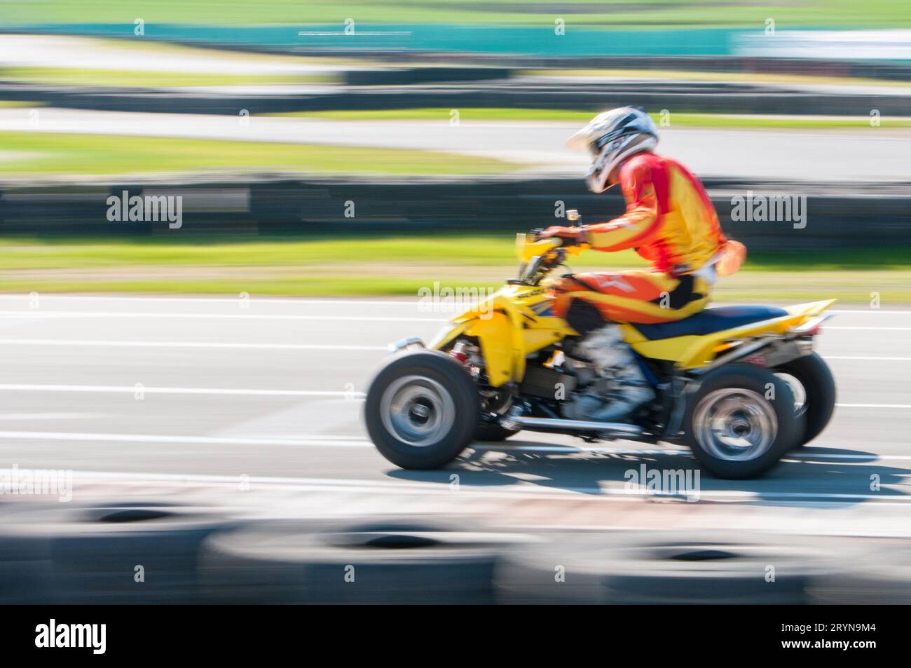 Homme non reconnu conduisant Go-kart avec la vitesse dans le sur un piste de karting Banque D'Images