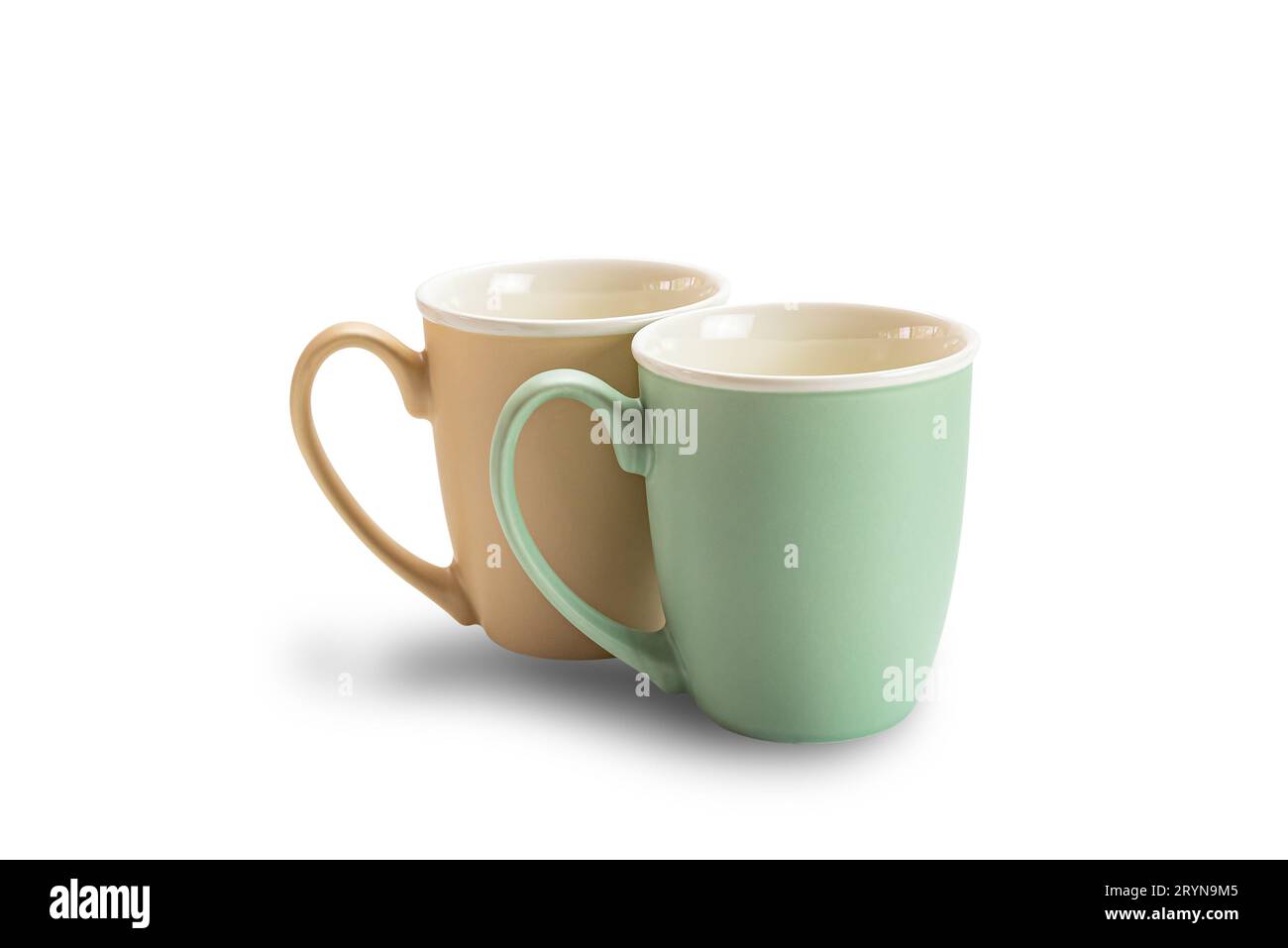 Vue de deux tasses à café en céramique vides brun et vert isolé sur fond blanc. Banque D'Images