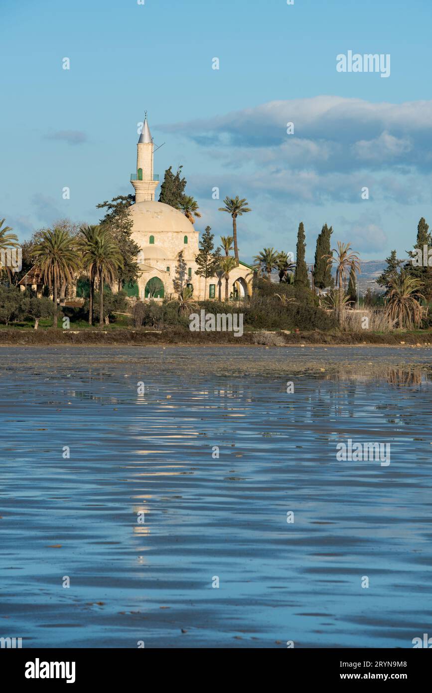 Sanctuaire musulman religieux Hala Sultan Tekke ou mosquée d'Umm Haram à Larnaca Salt Lake à Chypre. Banque D'Images