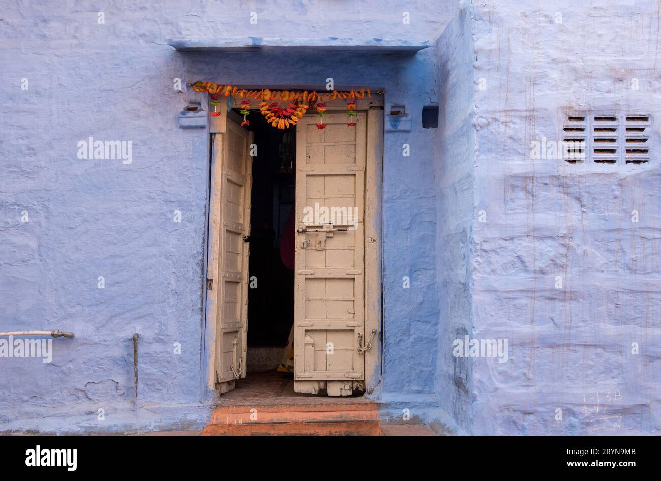 Façade d'une cour intérieure traditionnelle bleue indienne avec porte blanche. Architecture de maison indienne Banque D'Images