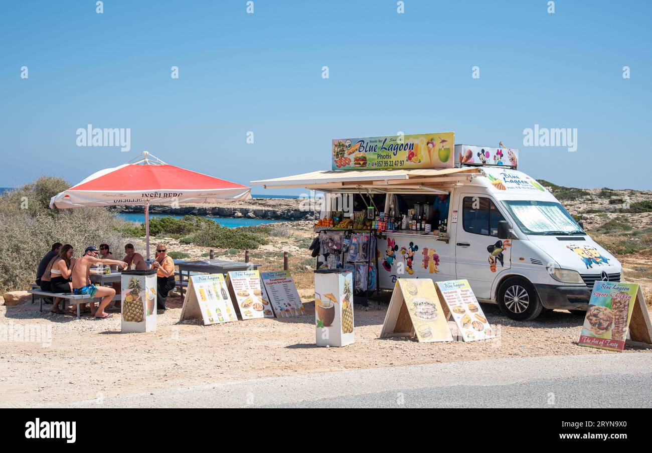 Les gens se détendent sur la cantine de la rue sur la plage Banque D'Images