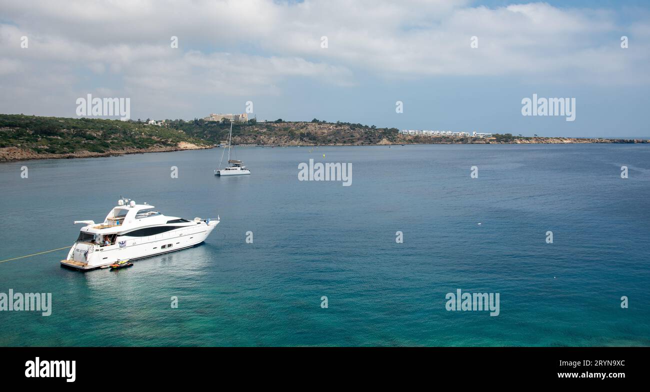 Yachts touristiques avec des personnes naviguant dans la mer. Vacances d'été dans l'océan. Banque D'Images