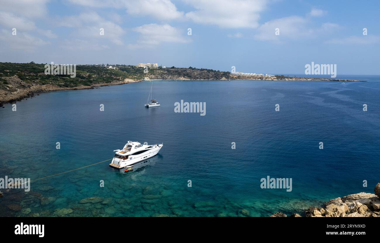 Yachts touristiques avec des personnes naviguant dans la mer. Vacances d'été dans l'océan. Banque D'Images