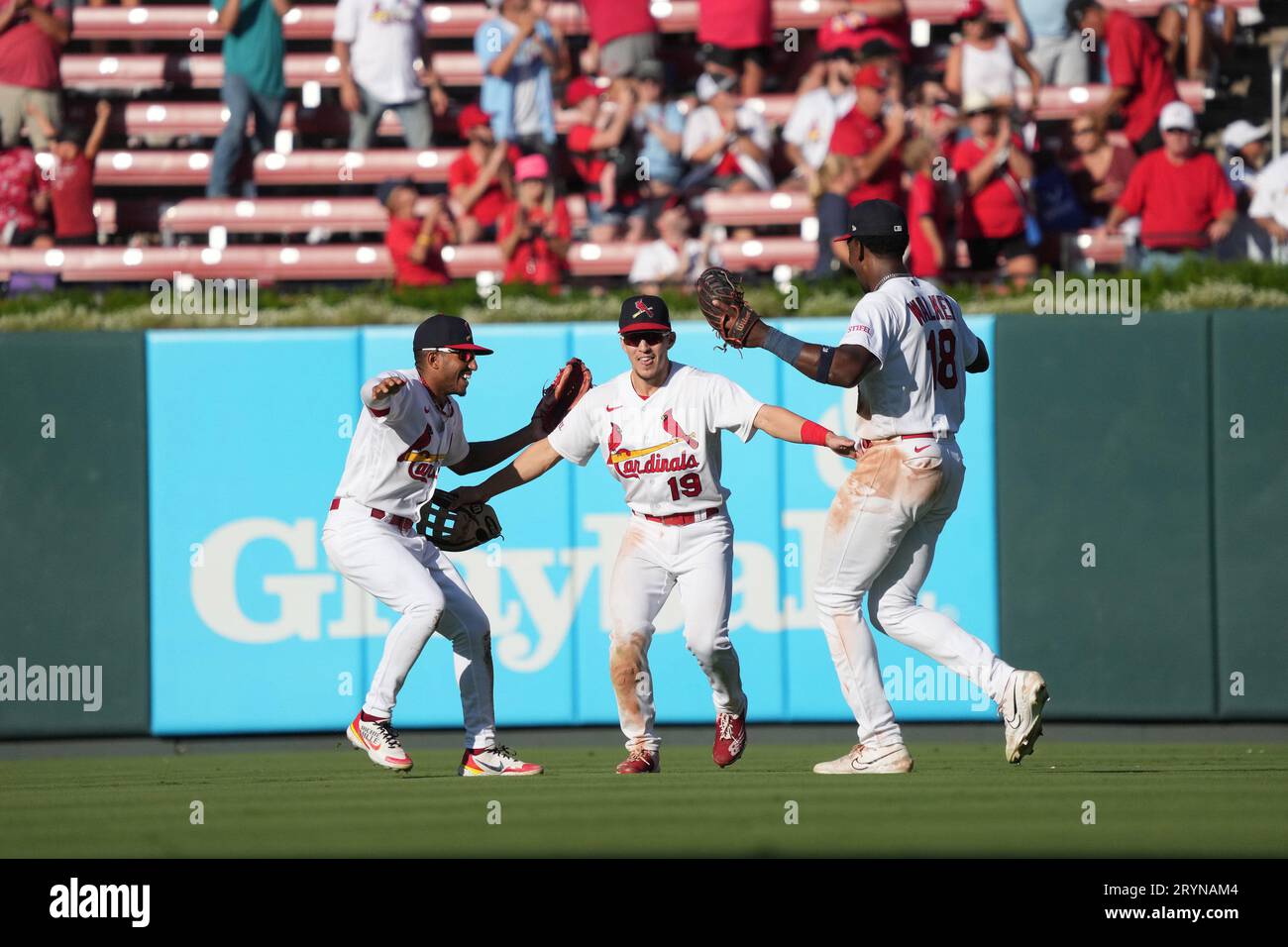 St. Louis, États-Unis. 05 octobre 2023. St. Les outfielders de Louis Cardinals (de gauche à droite) Richie Palacios, Tommy Edman et Jordan Walker se réunissent pour célébrer une victoire de 4-3 contre les Reds de Cincinnati au Busch Stadium de St. Louis le dimanche 1 octobre 2023. Photo de Bill Greenblatt/UPI crédit : UPI/Alamy Live News Banque D'Images