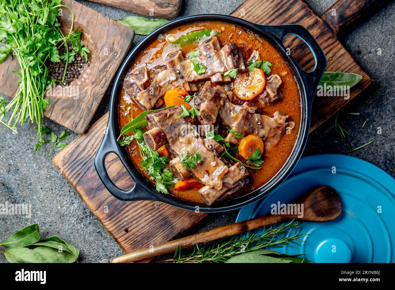 Côtes de boeuf bourguignon. Côte de boeuf à l'étuvée avec carottes, oignons au vin rouge. France plat. Vue d'en haut Banque D'Images