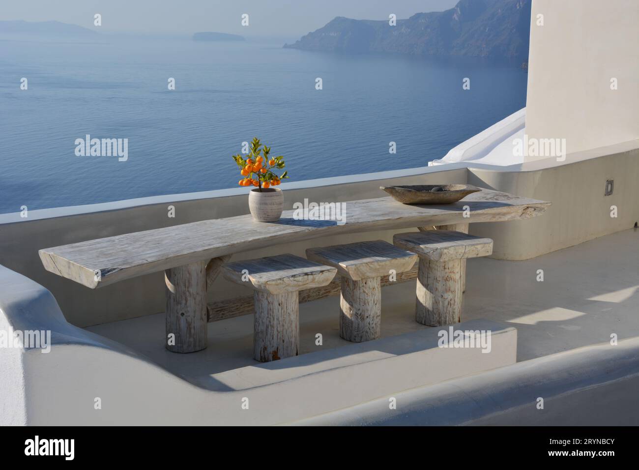 Table avec vue à Santorin Grèce Banque D'Images