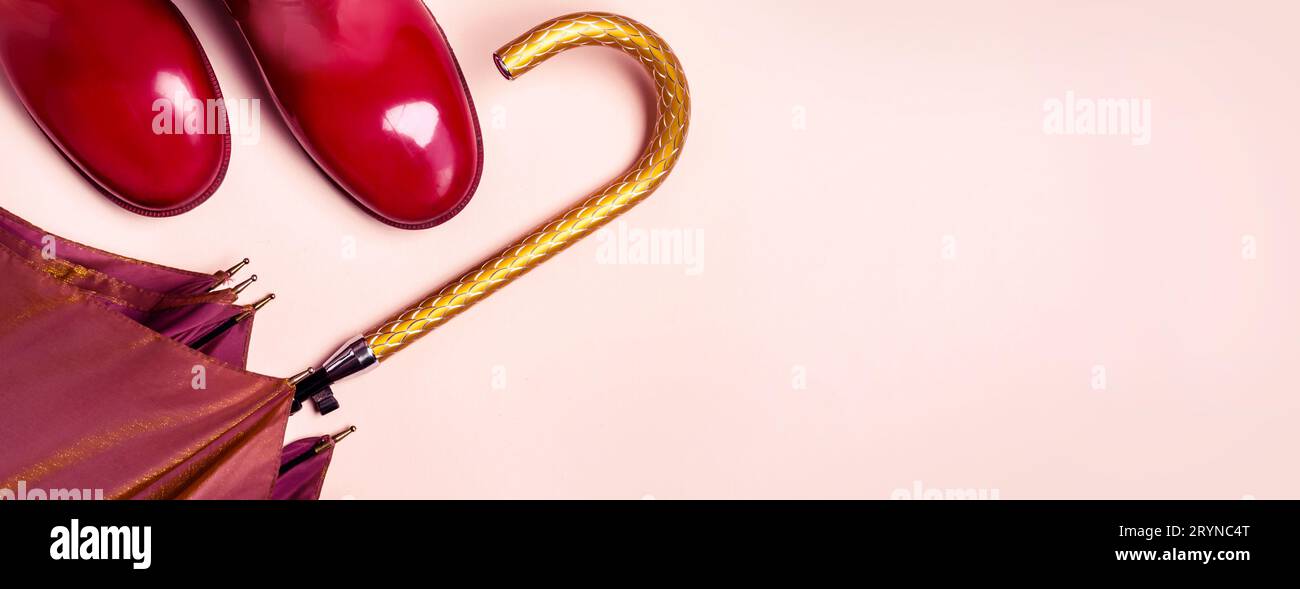 Vêtements féminins accessoires d'automne chaussures et parapluie sur fond de couleur pastel. Beauté et mode Banque D'Images