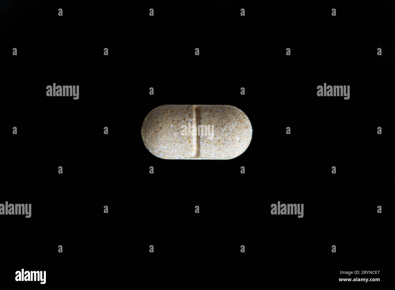 Pilule isolée, drogue, suplement ou vitamine sur fond noir Banque D'Images