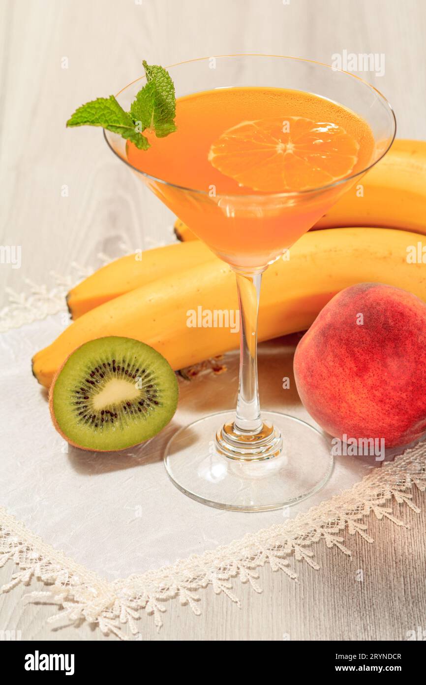 Gelée d'orange dans le verre recouvert de feuilles de menthe et de fruits sur le fond Banque D'Images