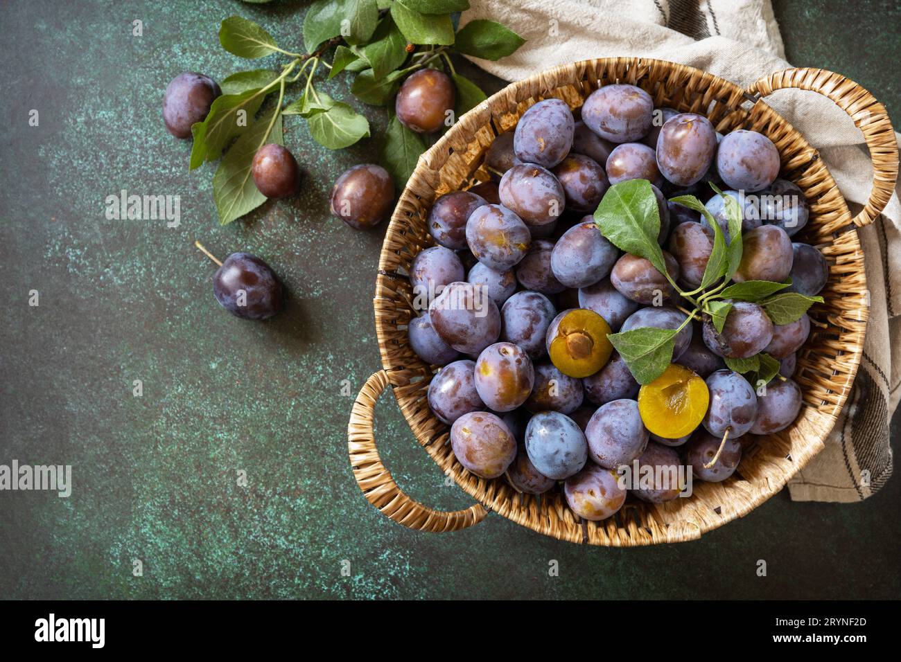 Fond de fruits, fruits biologiques. Nourriture pour encore la vie. Panier de prunes bleu frais sur une table en pierre. Vue de dessus. Copier l'espace. Banque D'Images