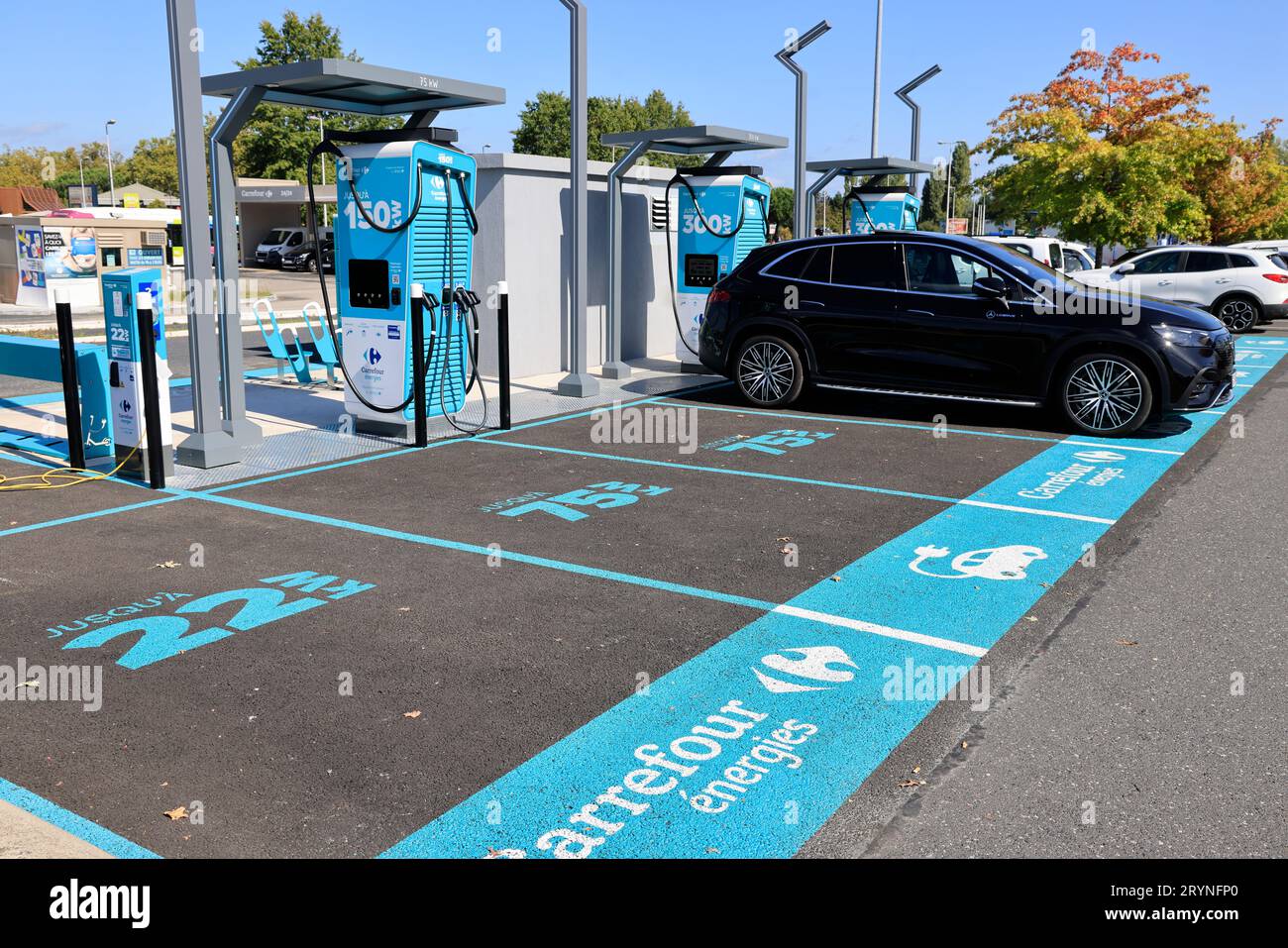 Station de recharge pour véhicules électriques dans le parking d'un hypermarché Carrefour. Voyages, véhicules, pollution et transition énergétique. Brive, Corrèz Banque D'Images