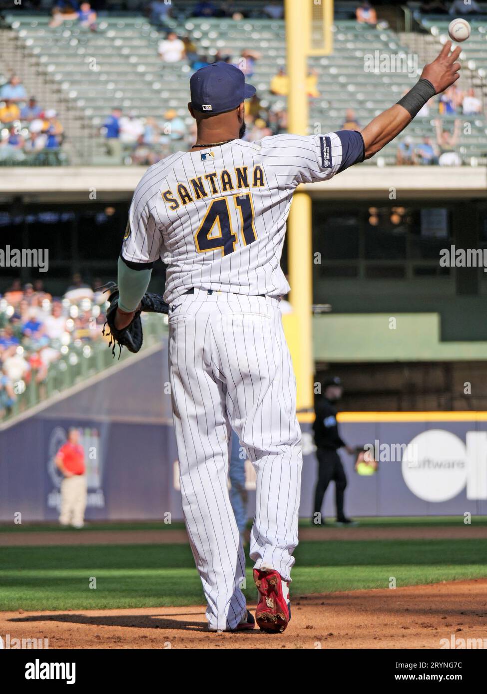 Milwaukee, WI États-Unis ; le premier joueur de base des Brewers de Milwaukee Carlos Santana (41) lance un ballon lors d'un match de MLB contre les Nationals de Washington dimanche, se Banque D'Images
