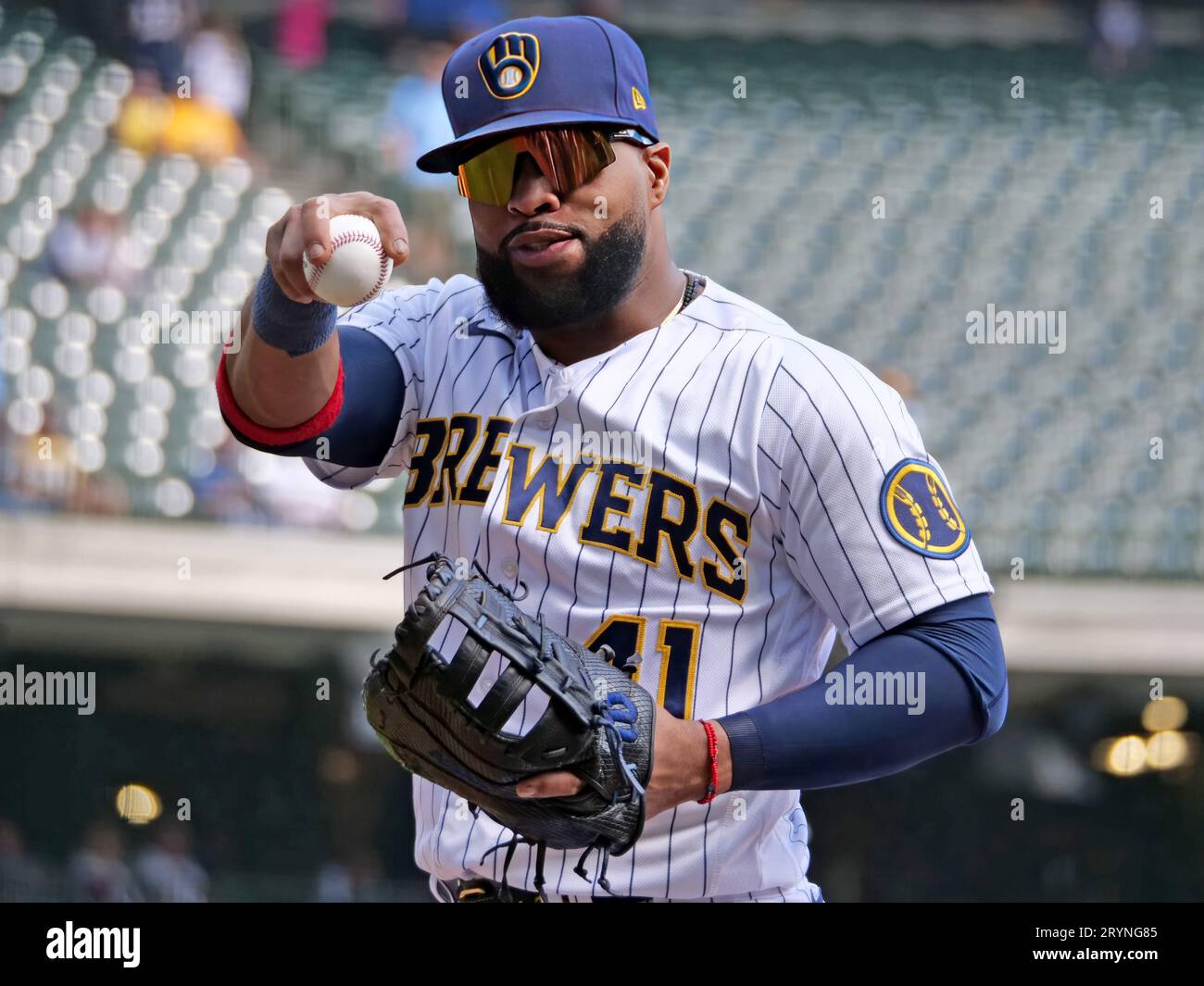 Milwaukee, WI USA ; le premier joueur de base des Brewers de Milwaukee Carlos Santana (41) pose pour une photo lors d'un match de MLB contre les Nationals de Washington dimanche Banque D'Images