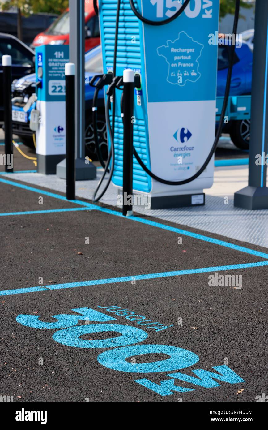 Station de recharge pour véhicules électriques dans le parking d'un hypermarché Carrefour. Voyages, véhicules, pollution et transition énergétique. Brive, Corrèz Banque D'Images