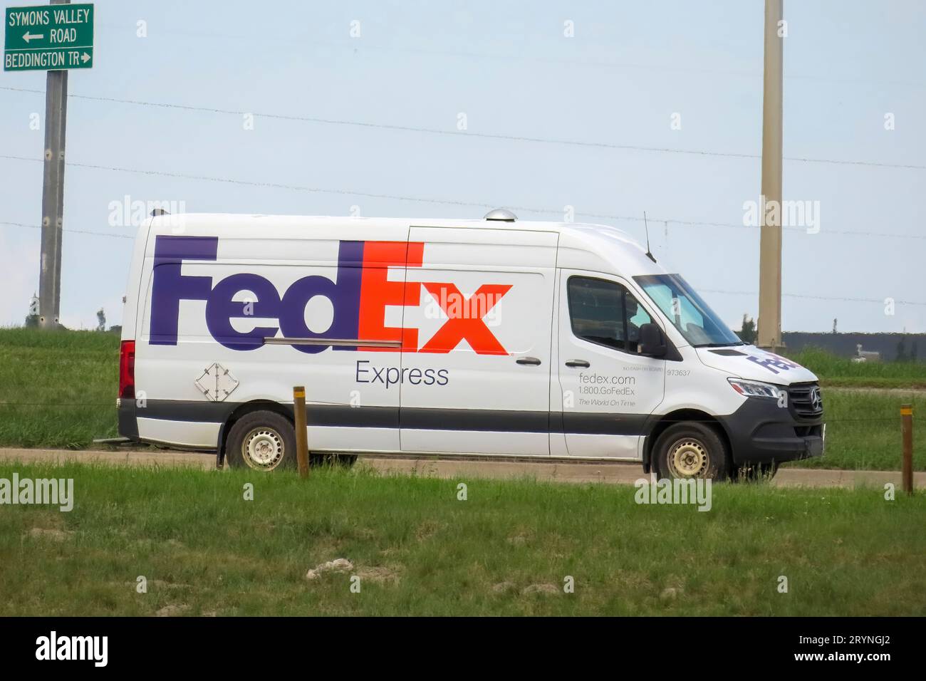 Calgary, Alberta, Canada. Mai 30. 2023. Une camionnette FedEx Express. la route au printemps. Banque D'Images