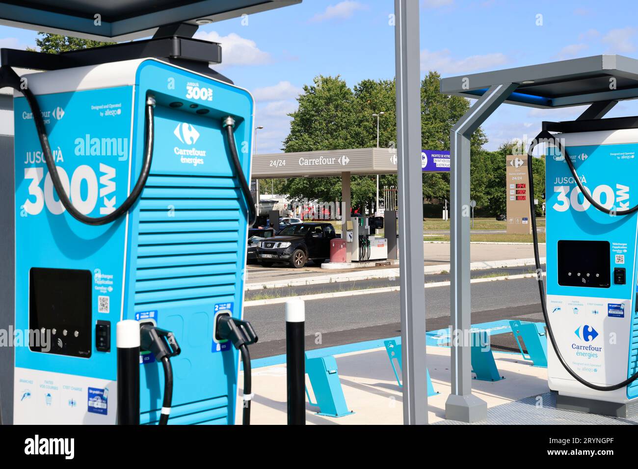 Station de recharge pour véhicules électriques dans le parking d'un hypermarché Carrefour. Voyages, véhicules, pollution et transition énergétique. Brive, Corrèz Banque D'Images