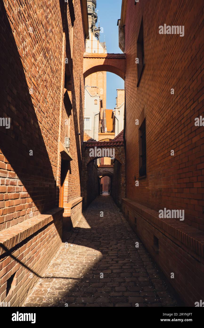 Elblag, Pologne. Ruelle médiévale dans la vieille ville de la ville d'Elblag en Pologne. Étroit passage pavé entre les maisons de logement calle Banque D'Images