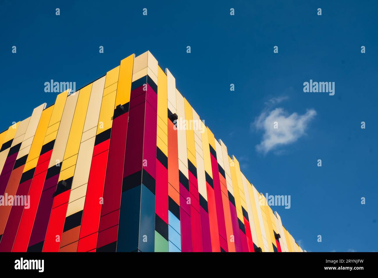 Extérieur de bâtiment de bureaux coloré moderne avec façade en verre sur fond de ciel clair. Mur de verre transparent d'immeuble de bureaux. E Banque D'Images