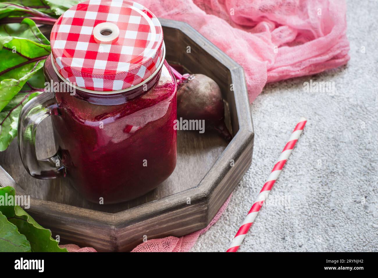Boisson détox de betteraves. Concept détox des smoothies rouges. espace de copie Banque D'Images