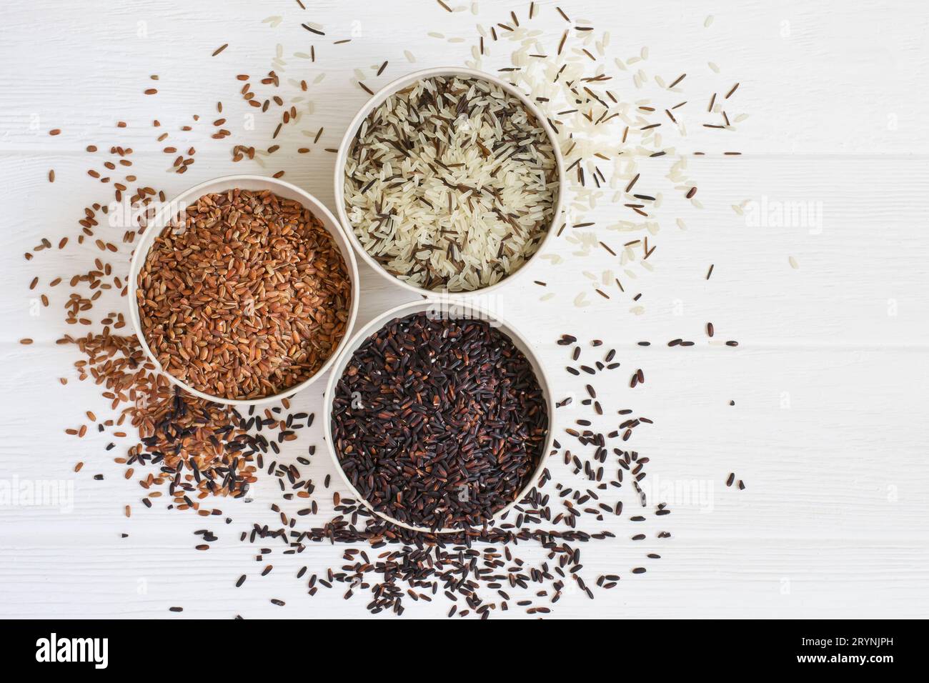 Sélection de variété de riz gourmet dans des bols. Vue de dessus avec espace de copie Banque D'Images