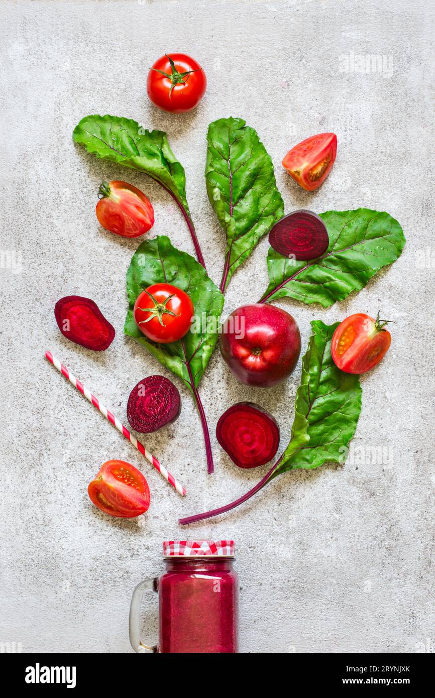 Boisson détox de betteraves, tomates et pommes. Smoothies rouges et ingrédients, concept détox. Banque D'Images