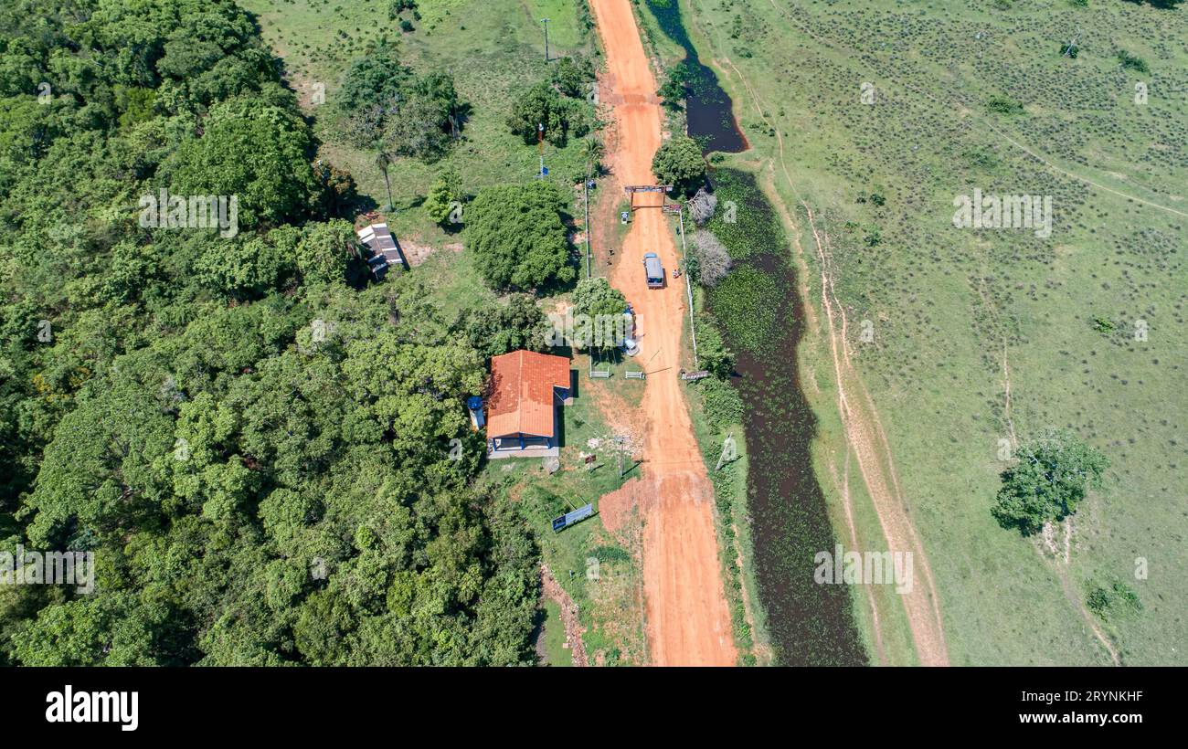 Vue aérienne à Transpantaneira route de terre à travers le paysage rural typique, Pantanal Wetlands, Mato GR Banque D'Images