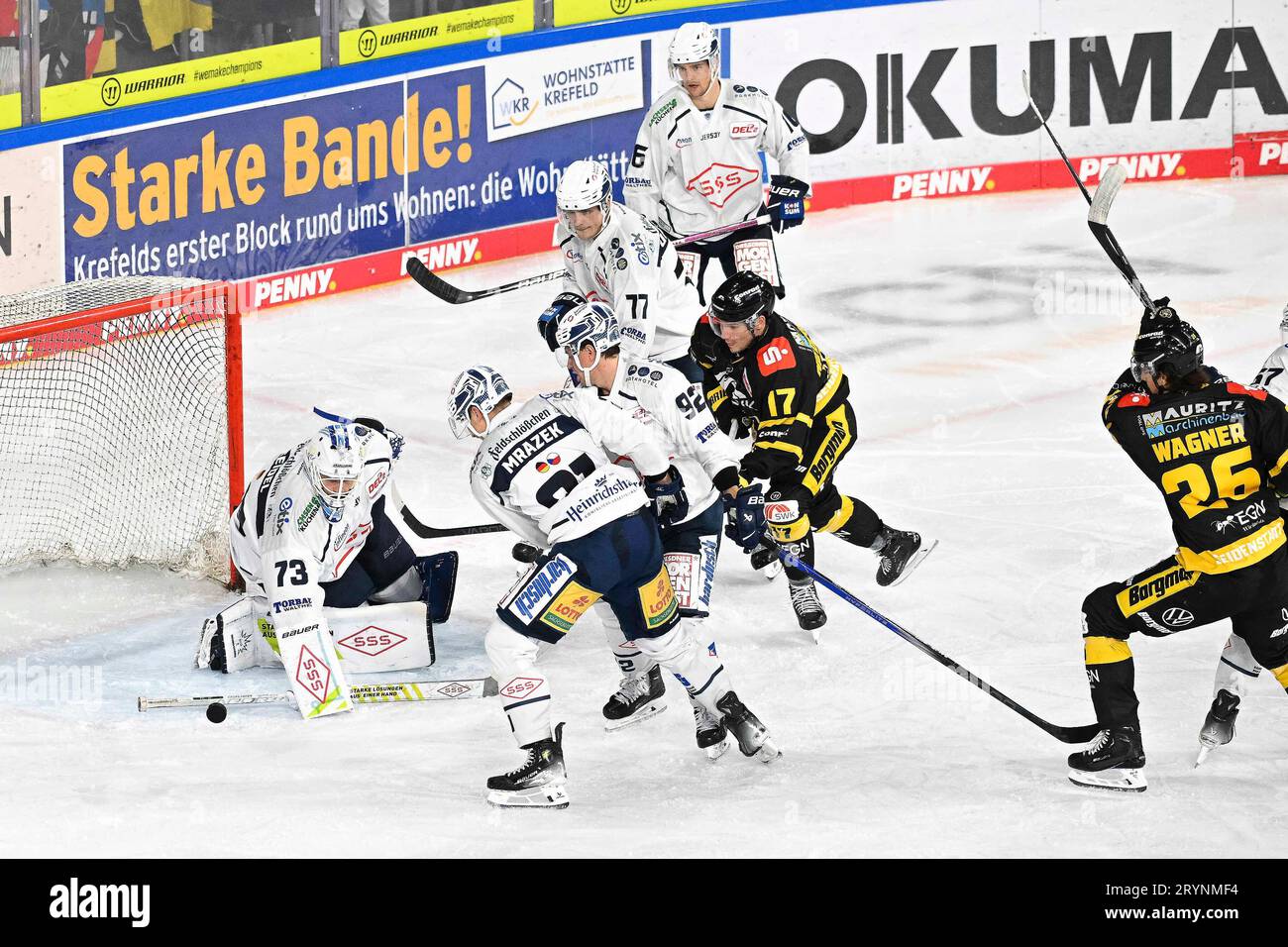 Eishockey - DEL 2 : Krefeld Pinguine vs Dresdner Eislöwen m 01.10.2023 in der Yayla-Arena in Krefeld Save von Dresdens Torhüter Pascal Seidel (Nr.73) gegen Krefelds Leon Niederberger (Nr.17) Foto : osnapix Banque D'Images